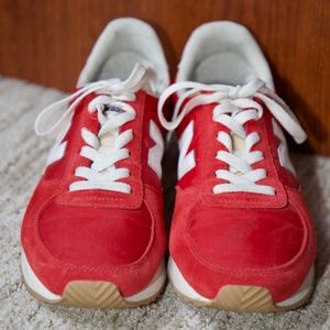 New Balance U220RD Trainers in Bright Red (8.5)